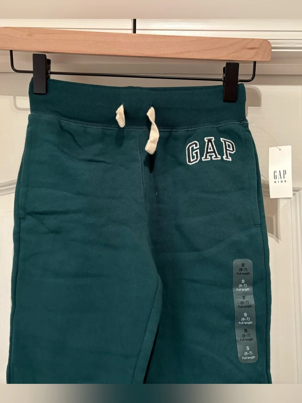 Gap Kids logo jogger full length sweatpants NWT size S (6-7)